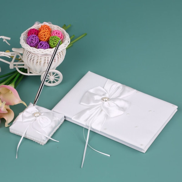 Bryllupskile signaturbok med hvitt satengbånd og pennholder med rhinestone imitert perlesløyfedekor