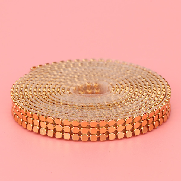 1,5 m 3 riviä Alumiiniverkko Rhinestone Nauha Ompelee Strass Trim Vaatteiden Tarvikkeet (kulta)