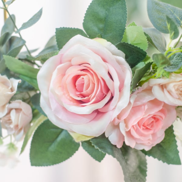 Blomsterkrans i metall med kunstig rose, veggdekorasjon
