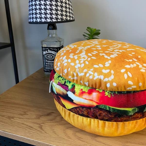 Stor pute formet som en stor hamburger