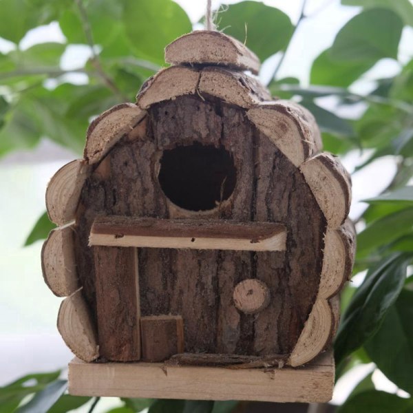 Vejrbestandig naturligt rustikt træfuglehus til haver i alle størrelser.