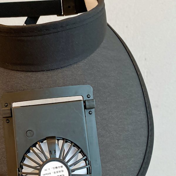 Lasten kesähattu tuulettimella USB-lataus Aurinkosuojahattu leveällä lipällä matkalle rannalle Musta