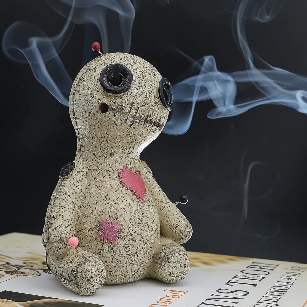 Voodoo Doll Cone Brenner med røyk i øynene og munnviken