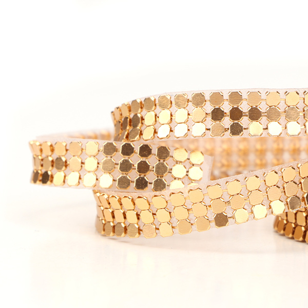 1,5 m 3 riviä Alumiiniverkko Rhinestone Nauha Ompelee Strass Trim Vaatteiden Tarvikkeet (kulta)