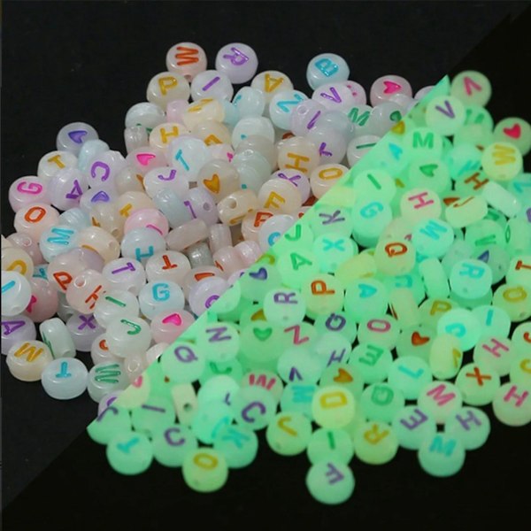 600 stk. Alfabet Perler Farverige Akryl Lysende Bogstav Perler til DIY Håndlavet Smykker Armbånd Halskæde 4x7mm