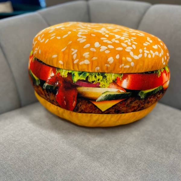 Stor pute formet som en stor hamburger