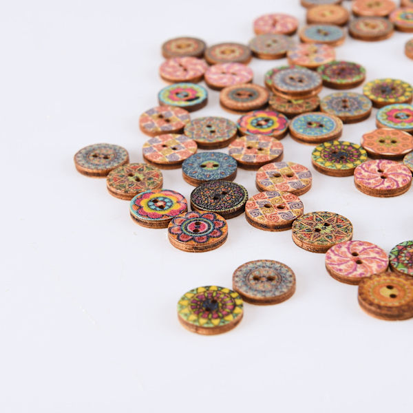 100 st Hantverksknappar Robust trä retro blomform blandade färger ljusa träknappar 15 mm diameter