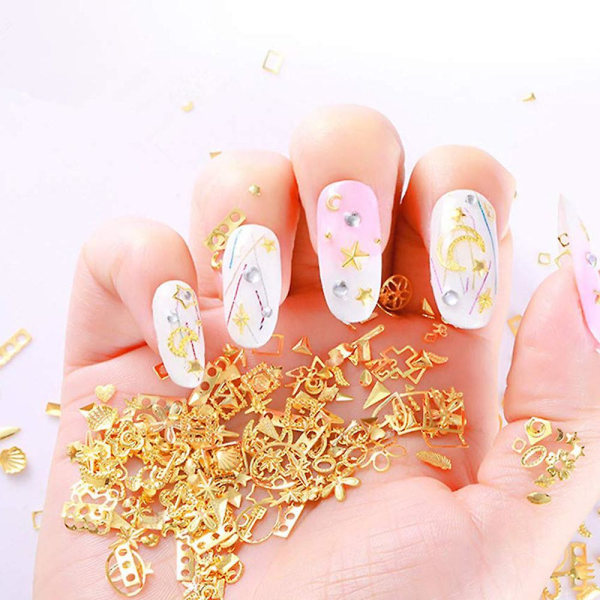 1 laatikkoa Nail Art strassit, 3D Nail Art koristeet, sekakokoiset kynsihelmet Glitter strassit Kultainen metalli ontto niitti Nail Art Star Moon Sun Nail Acc