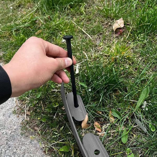 Grå fleksibel plastkant - 30 støtter - Lengde: 10 m - Høyde: 6 cm