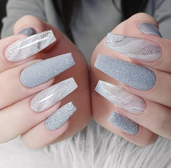 Harmaat glitter-irtokynnet, pitkät arkunkynnet, akryyliset gradientti-tekokynnet, marmoriset kokopeittävät liimakynnet
