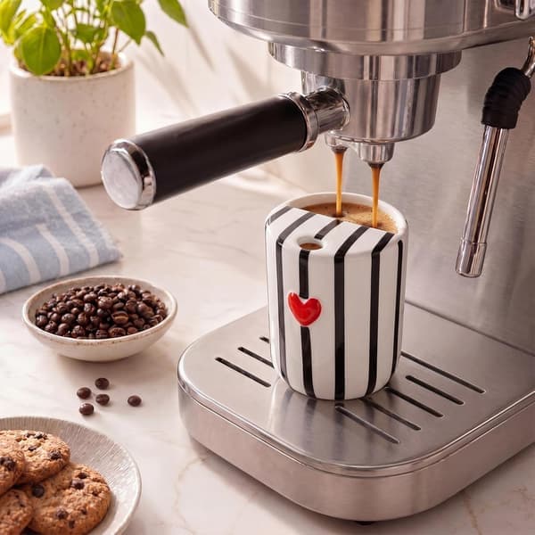 10 oz keramisk kaffekrus med låg med drikkehul, håndmalet sort stribe