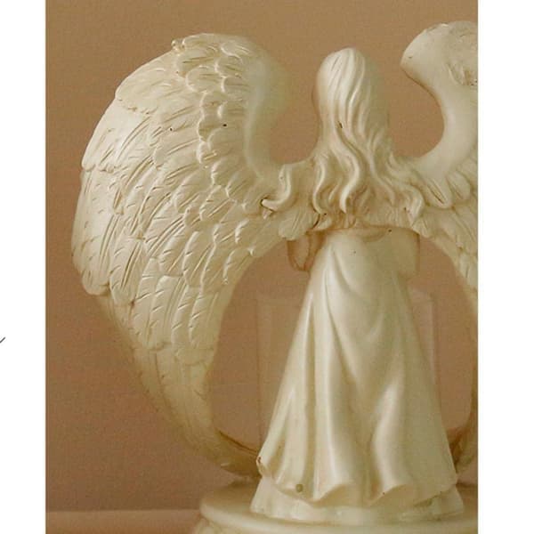 Englestatue i harpiks LED telysholder minnesmerke 21x21cm