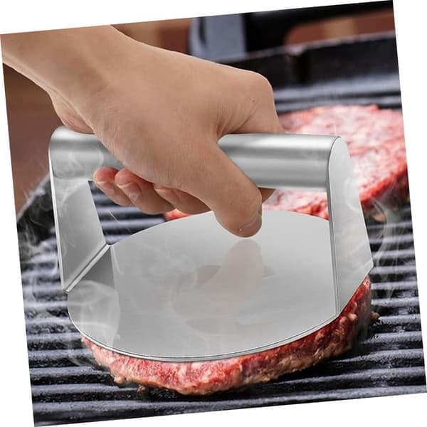 Utrustad med köttpress, grillredskap för utomhuscamping och sammankomster.