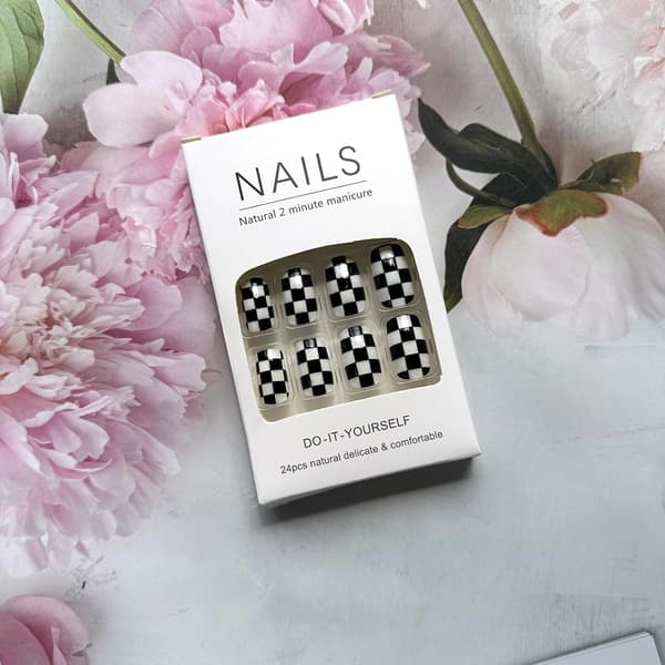 Short Square Black White Plaid Pattern Glossy Glue Nails Full Cover Artificial False Nails Gel Set
