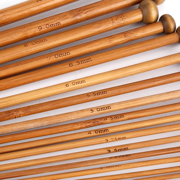 Stickset i bambu, spetsiga kolspetsade stickor i 18 storlekar (2 mm till 10 mm)