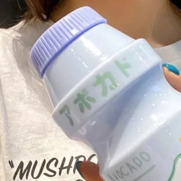 /EA/Bärbar dricksflaska för barn med rem PC-plast utomhusvattenkopp sött fruktmönster blå 480ML