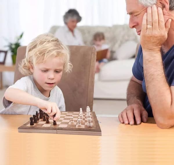 Vikbart schackset i trä – ett tre-i-ett-schackspel för vuxna och barn (backgammon, dam) utsökt schackbräde i trä.