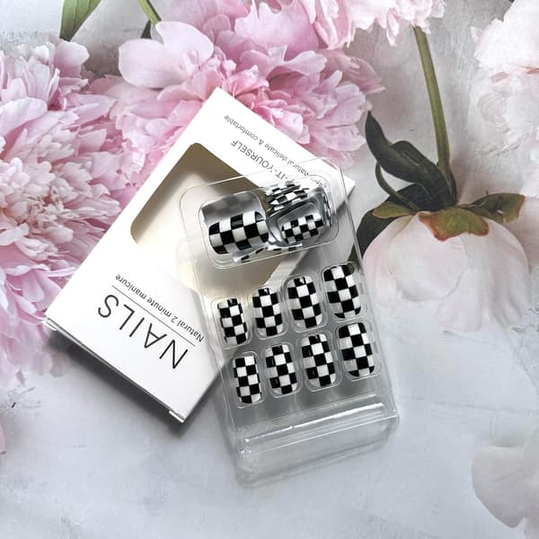 Short Square Black White Plaid Pattern Glossy Glue Nails Full Cover Artificial False Nails Gel Set