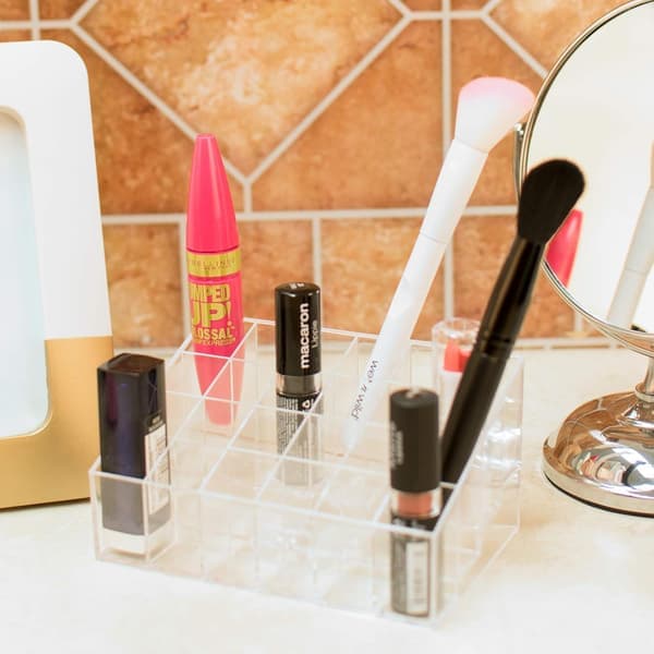 Makeup organizerboks velegnet til opbevaring af læbestifter, makeupbørster og anden kosmetik.