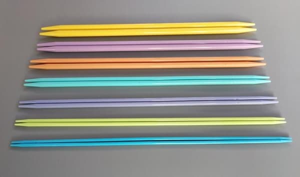 N018 - 7-delars set med färgade plaststickor, en storlek passar alla