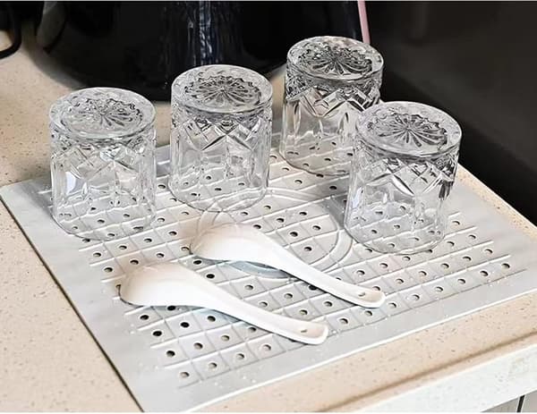 Diskmatta, 2-pack diskbänkskydd för diskbänksbotten, bestick och glas, snabb avrinning, 31 x 26 cm, vit