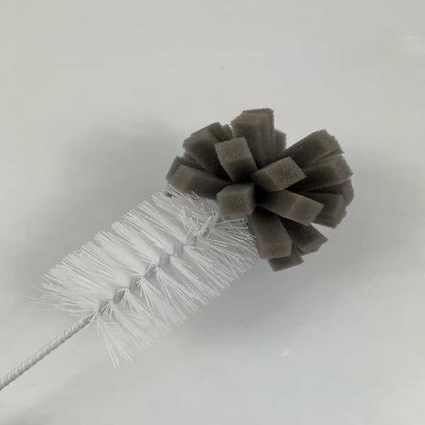 Pullonpesuharja pitkällä varrella ja sienipesurilla, metalligrafiitti, 8 x 8 x 35 cm