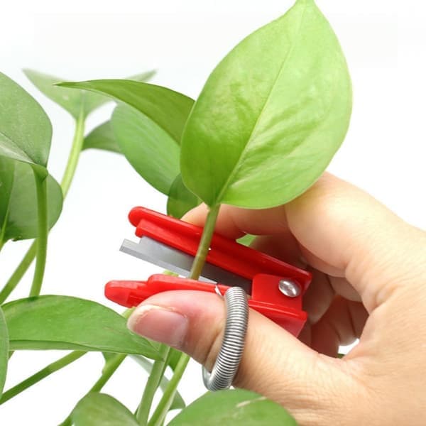 Thumb Knife Multifunctional Compact Guillotine Design with Metal Finger Ring for Gardening Tea Picking Fruit Tree Pruning 1PC