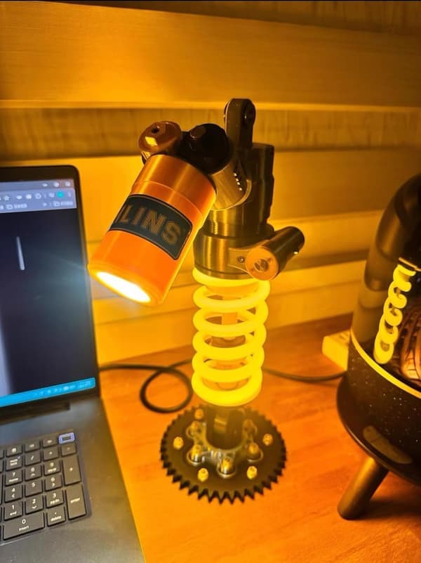 3D-printet støddæmperformet LED-bordlampe | Cool motorcykeldekoration, justerbart lufttryk