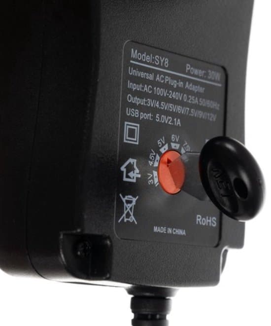 Universal AC-strømadapter med USB-port - 3V / 4.5V / 5V / 6V / 7.5V / 9V / 12V - 6 stik