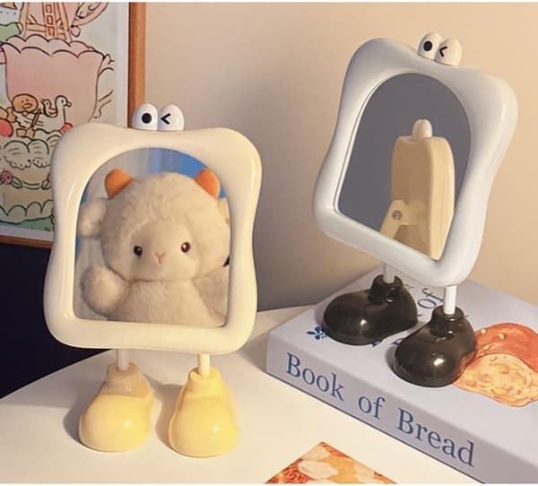 Bigfoot Vanity Mirror med øjne - Justerbart makeup-spejl til kvinder Sødt Ins Piget Spejl med Stand 180° Vippbart Spejl til Skrivebord Kommode