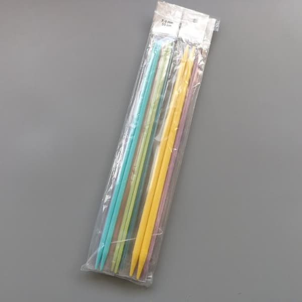 N018 - 7-delars set med färgade plaststickor, en storlek passar alla