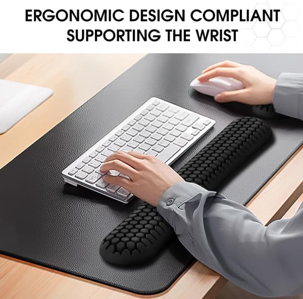 Tastaturets håndledsstøtte har et bikagedesign og en ergonomisk designet håndleds- og musemåtte. Black