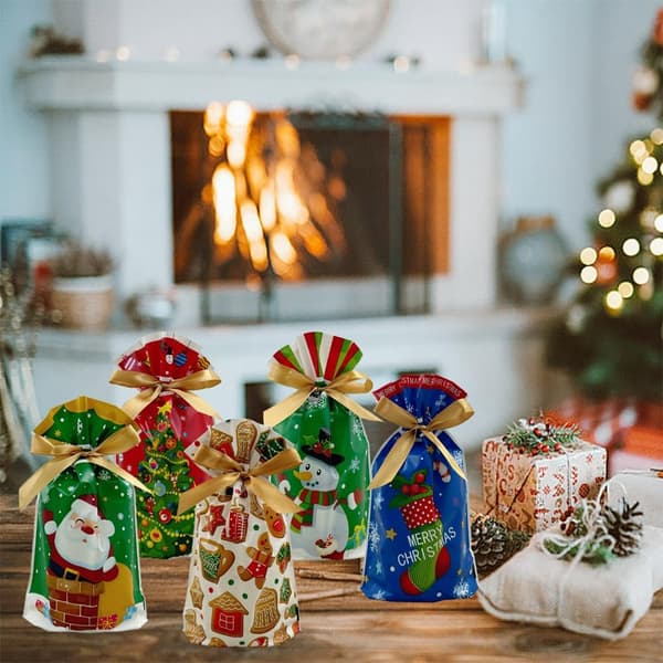 100 farverige julegaveposer - Plastposer med snøre til julepynt