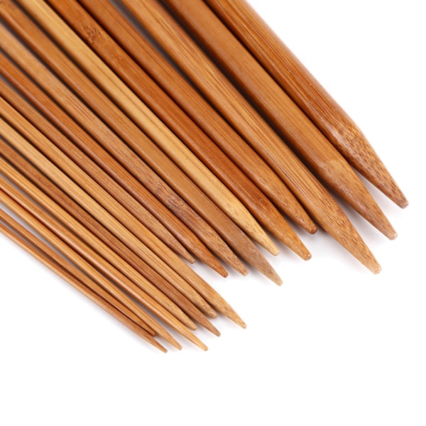 Stickset i bambu, spetsiga kolspetsade stickor i 18 storlekar (2 mm till 10 mm)