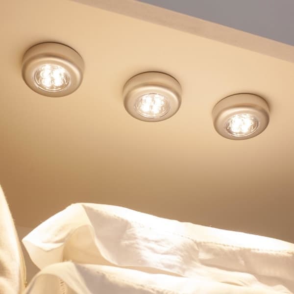 Sett med 3 batteridrevne selvklebende spotlights med varmhvitt lys