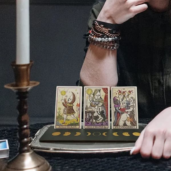 Tarotkortstativ i tre, måneformet og rektangulært