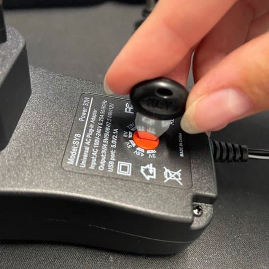 Universal AC-strømadapter med USB-port - 3V / 4.5V / 5V / 6V / 7.5V / 9V / 12V - 6 stik
