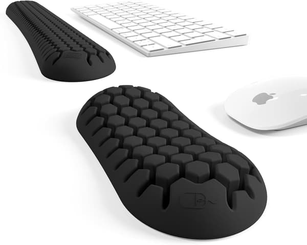 Tastaturhåndleddsstøtten har et bikakedesign og en ergonomisk utformet håndledds- og musematte. Black