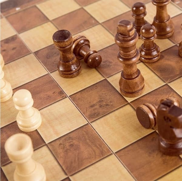 Vikbart schackset i trä – ett tre-i-ett-schackspel för vuxna och barn (backgammon, dam) utsökt schackbräde i trä.