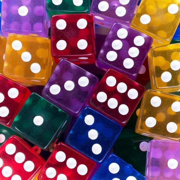 Standard 16 mm tärningar (transparent flerfärgad 50-pack)