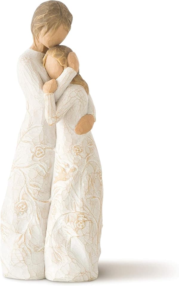 Nära mig, uttrycker kärleksfulla relationer mellan mor och dotter, skulpterad handmålad figur Morsdagspresent