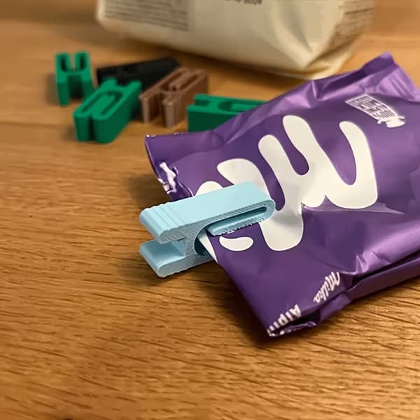 Letvægts og holdbar snackposeforseglingsclips — Mademballageforsegler tilfældig farve