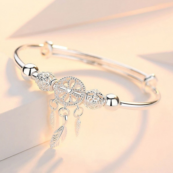 Expanderbar armband för kvinnor, glänsande silverfinish med drömfångarberlock