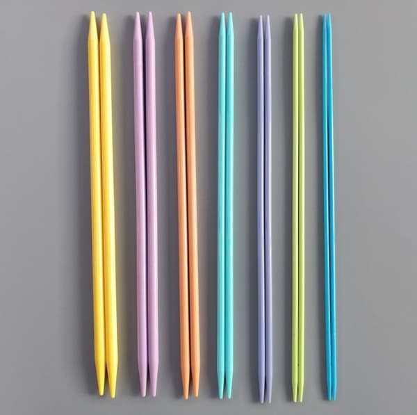 N018 - 7-delars set med färgade plaststickor, en storlek passar alla