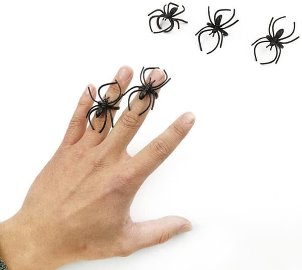 20 stycken simulerade spindelringar i plast, svarta spindelringar, roliga