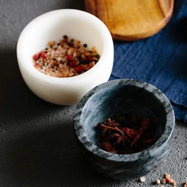Saltkar i marmor med akaciaträlock, A