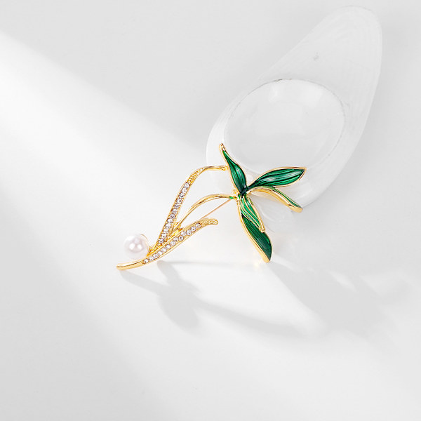 Perlebroche, grønn plantebroche, jakke, corsage, anti