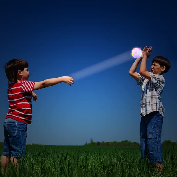 2-delt sett med blinkende LED-gummiboll for barn