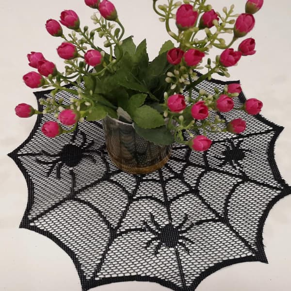 Halloween bruger 4 separate edderkoppevæv duge, sort blonde 12“