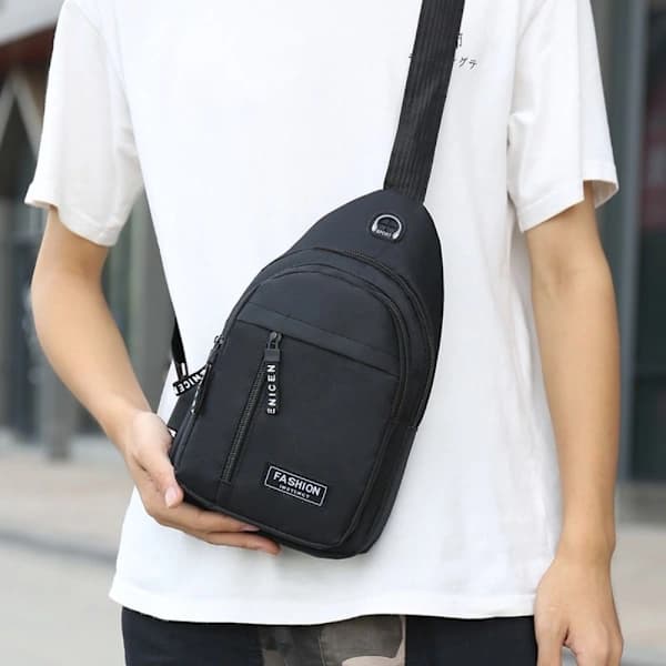 Crossbody-laukku Chest Pack MUSTA - varastossa Musta
